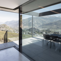 Frameless sliding windows with niche solution | Patio doors | swissFineLine